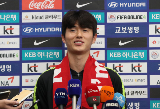 2020 아시아축구연맹(AFC) U-23 챔피언십에서 한국의 역대 첫 우승을 일궈내 세계 최초 올림픽 9회 연속 진출 기록을 세운 대표팀의 주장 이상민이 28일 오전 인천공항을 통해 귀국해 취재진의 질문에 답하고 있다.   영종도=연합뉴스